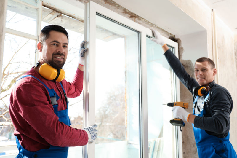 Isolierung und Fragen von Tür- und Fensterfüllungen und Basisprofilen